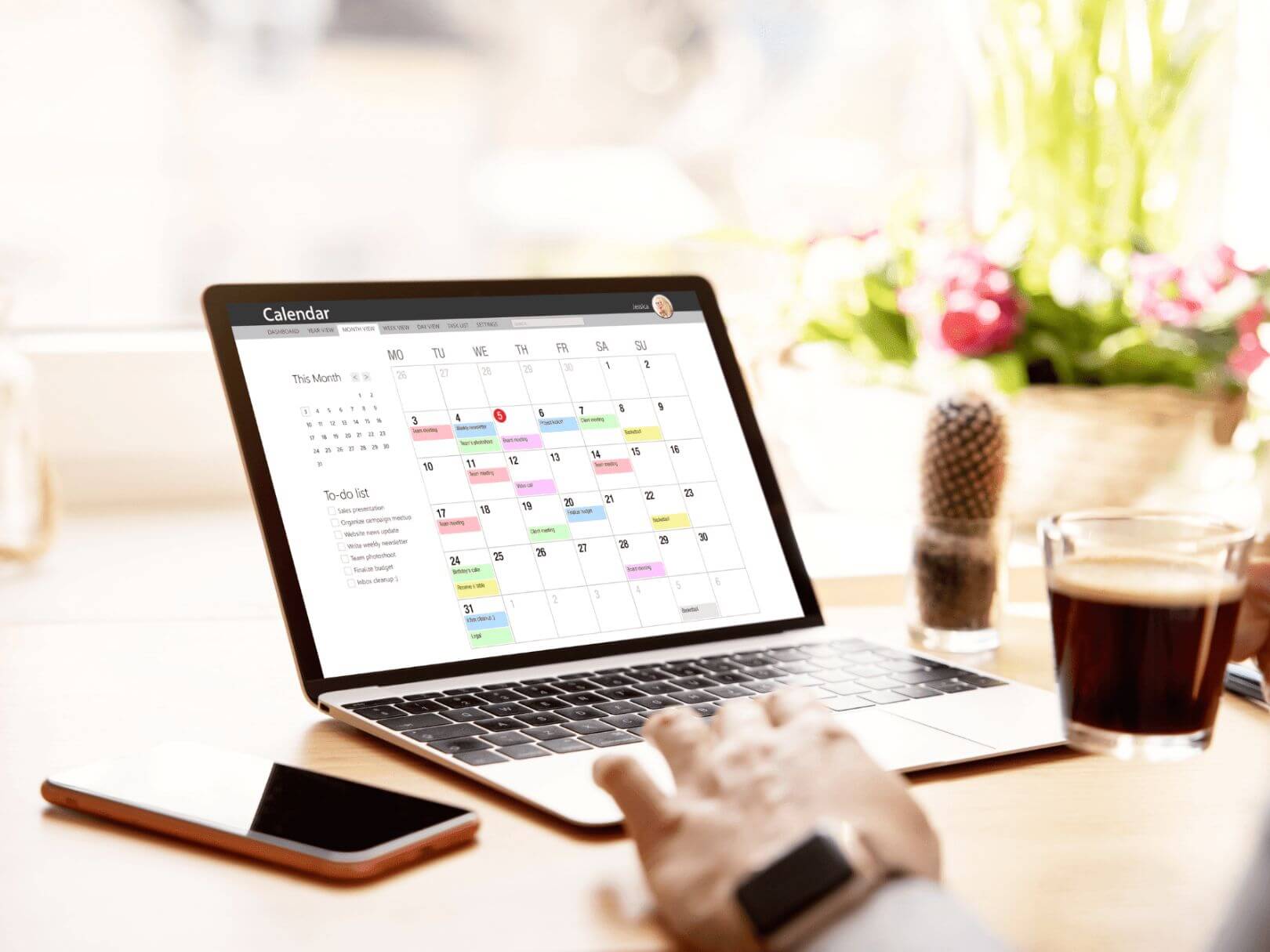 Offenes Notizbuch mit Bleistift auf einem Nachttisch, daneben eine Tasse Kaffee. Text: „Ich bin die Frau, die…“. Symbol für Reflexion und neues Selbstbild gegen Aufschieberitis.