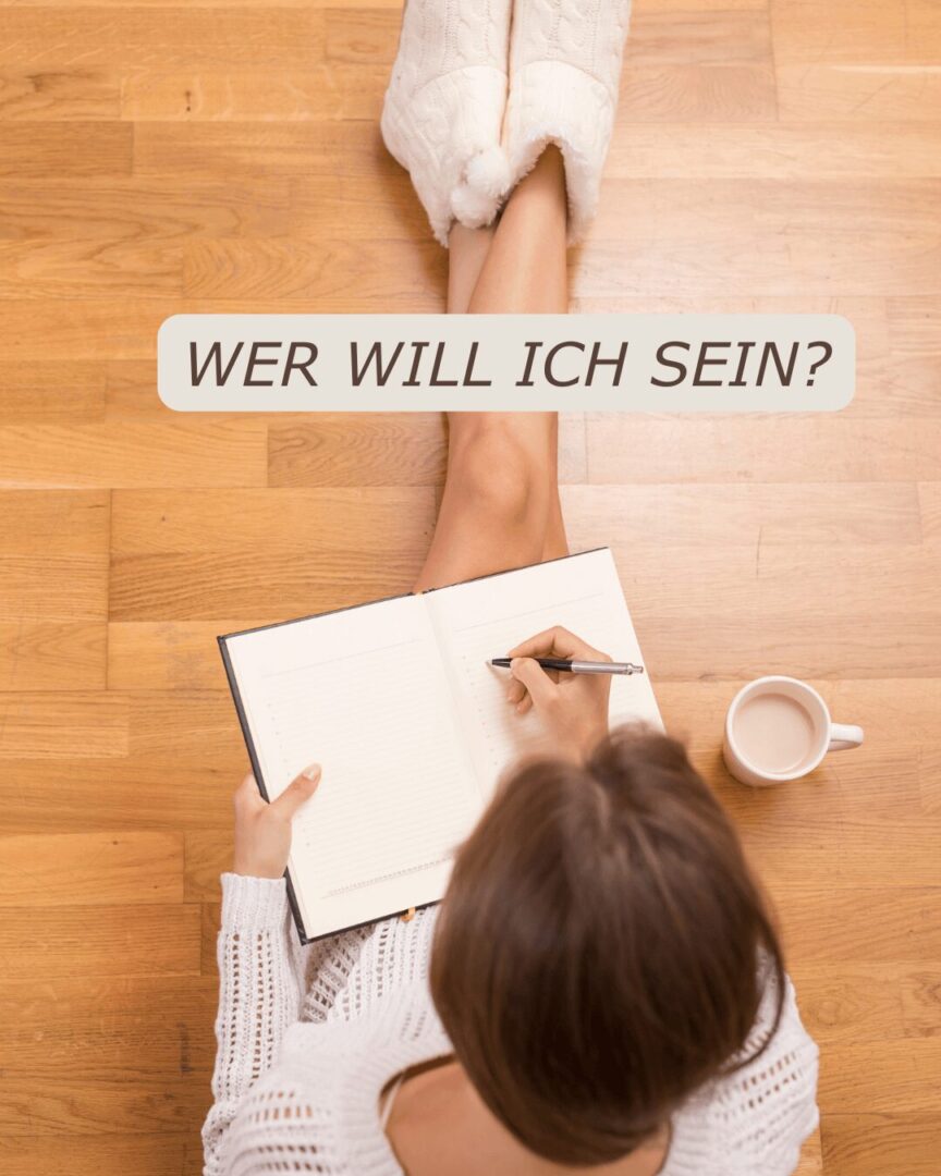  Goldener Spiegel in einer Hand, zeigt den Text „Was siehst du in dir? Bin ich chaotisch oder strukturiert?“ Symbol für Selbstreflexion und Perspektivwechsel.