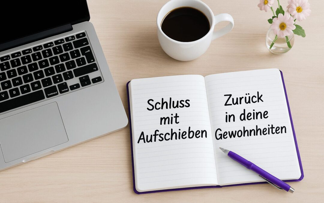 Offenes Notizbuch auf einem Schreibtisch mit der Aufschrift „Schluss mit Aufschieben – Zurück in deine Gewohnheiten“, daneben Laptop, Kaffeetasse und lila Stift – Symbol für Motivation und Routinen im Alltag.