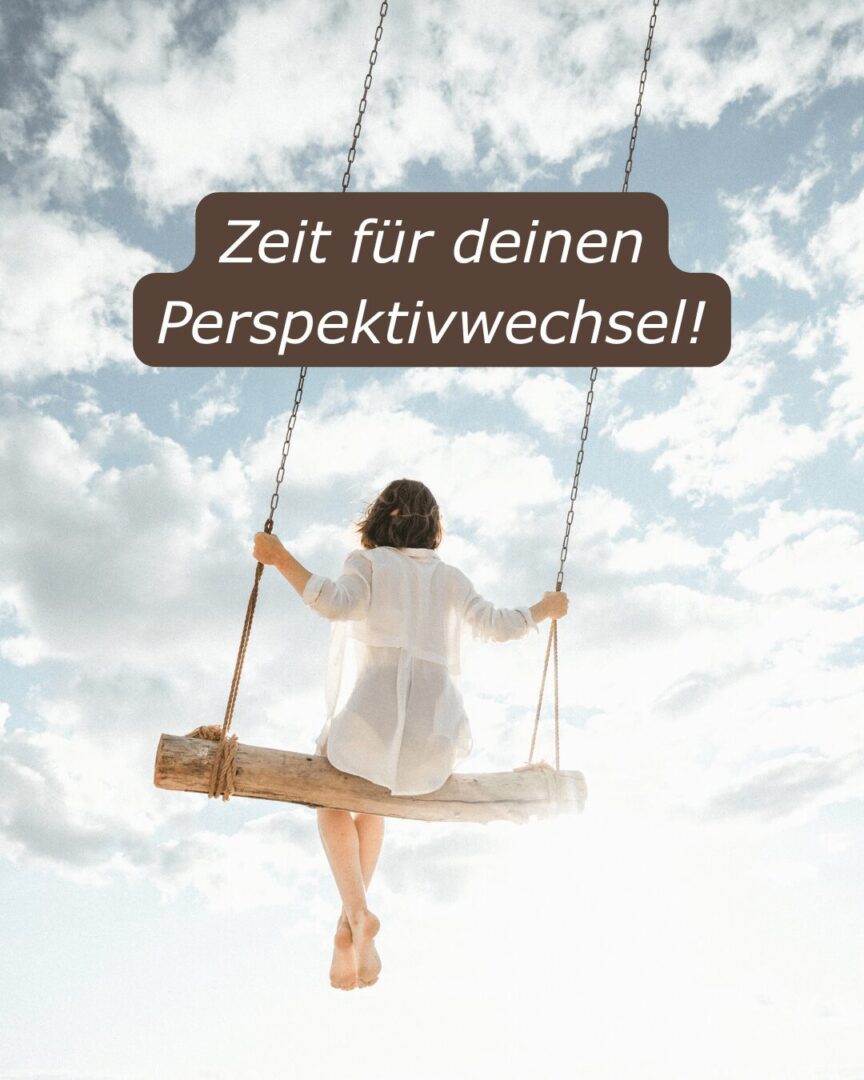 Frau in weißem Kleid sitzt auf einer Holzschaukel hoch über dem Boden vor blauem Himmel. Text: „Zeit für deinen Perspektivwechsel!“. Symbol für Aufbruch und innere Freiheit.