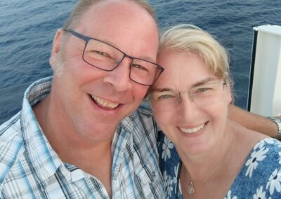 Andrea Oeing und ihr Mann René lächeln in die Kamera, im Hintergrund das Meer. Ein Moment voller Freude und gemeinsamer Auszeit.