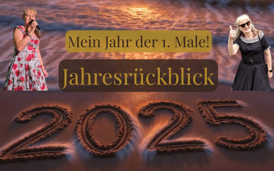 Jahresrückblick 2025 mit der Zahl 2025 im Sand am Strand bei Sonnenuntergang, darüber der Schriftzug „Mein Jahr der 1. Male!“ und „Jahresrückblick“, links eine Frau beim Singen, rechts eine Frau, die mit erhobenem Daumen Zustimmung zeigt